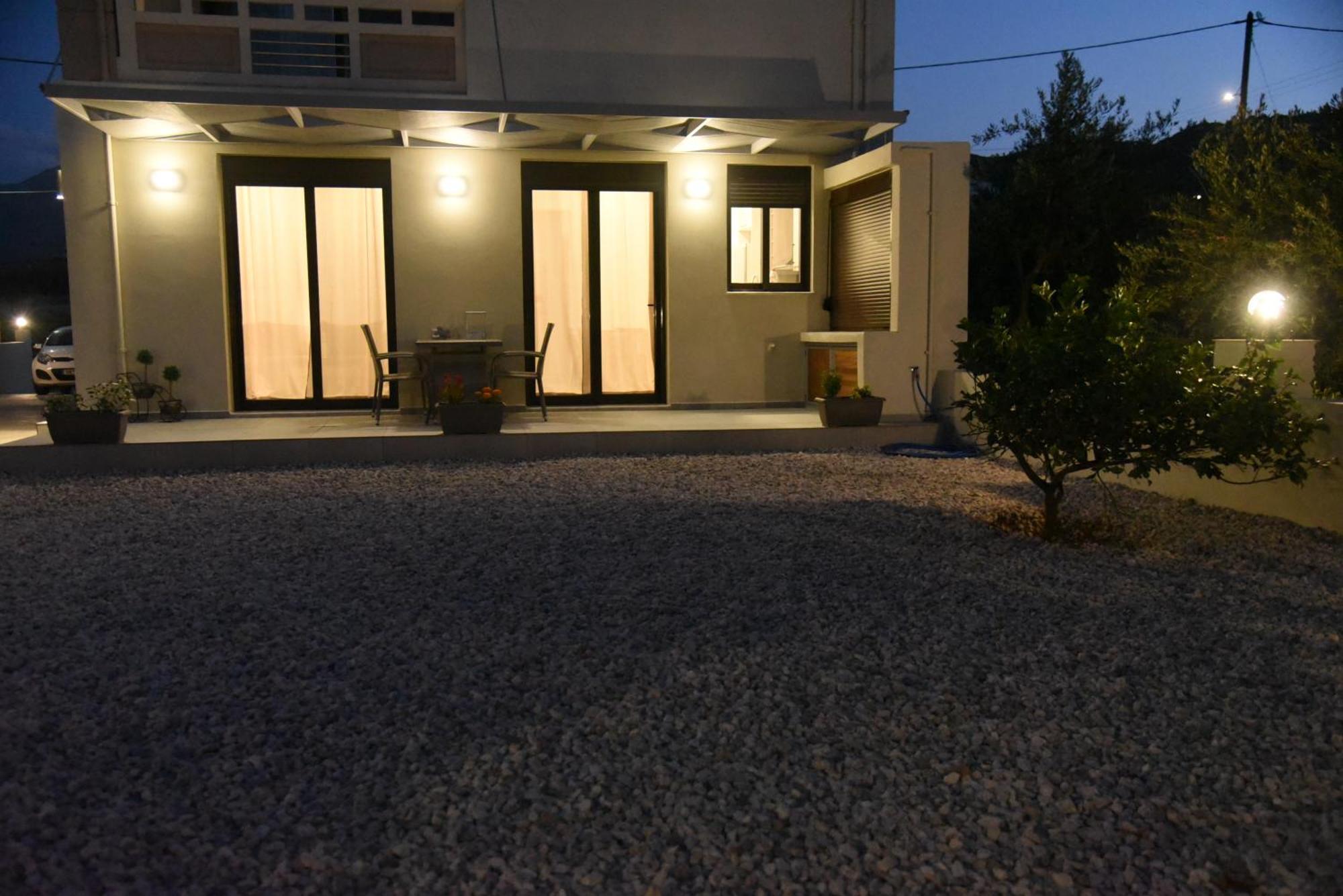 Pirgos Deluxe Apartment - Private Parking กิสเซมอส ภายนอก รูปภาพ
