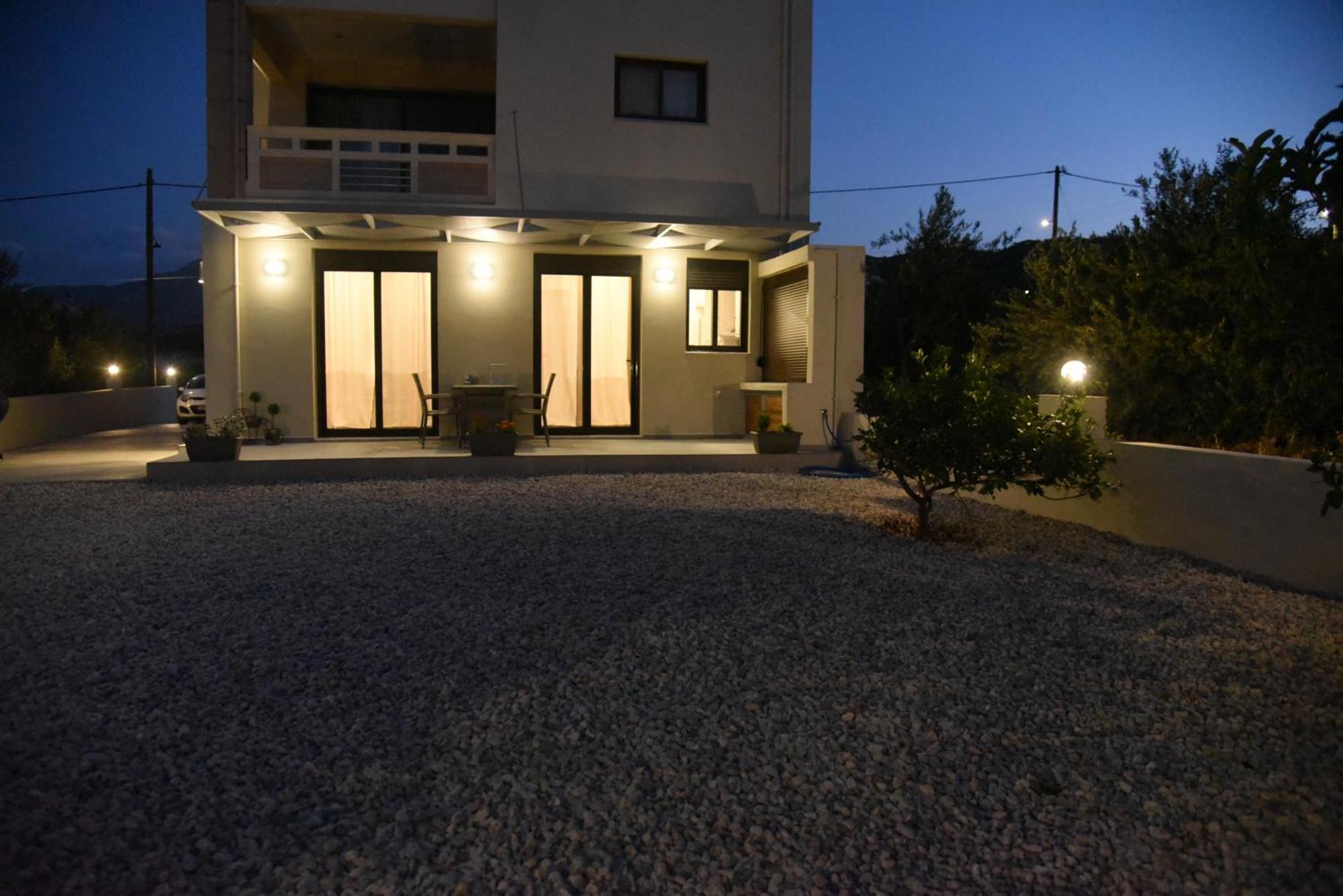 Pirgos Deluxe Apartment - Private Parking กิสเซมอส ภายนอก รูปภาพ